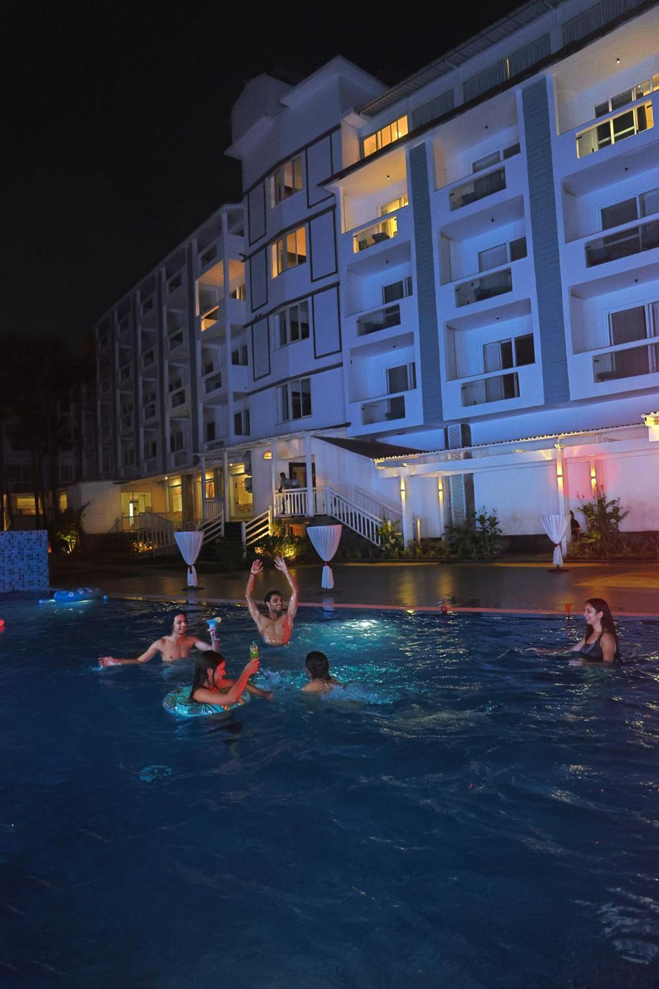 Отель Ramada By Wyndham Goa Арпора Экстерьер фото