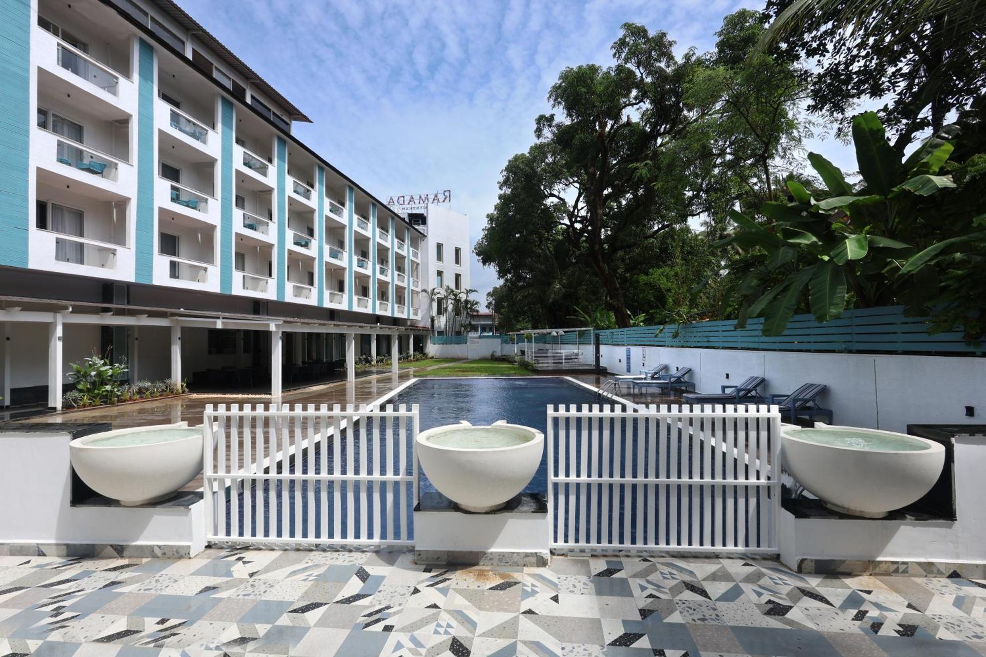 Отель Ramada By Wyndham Goa Арпора Экстерьер фото