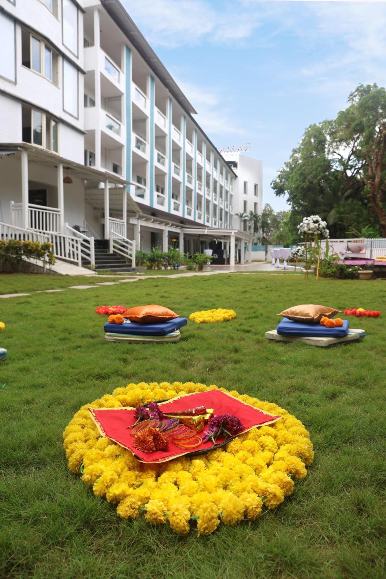Отель Ramada By Wyndham Goa Арпора Экстерьер фото