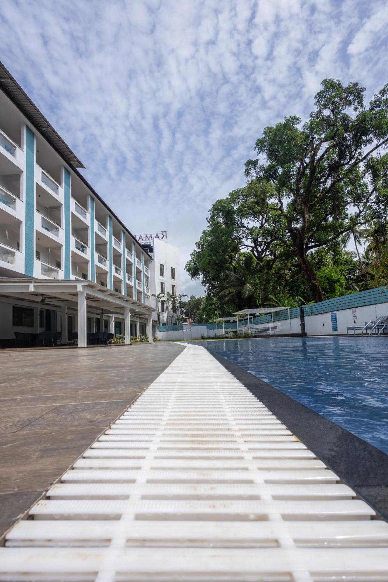 Отель Ramada By Wyndham Goa Арпора Экстерьер фото