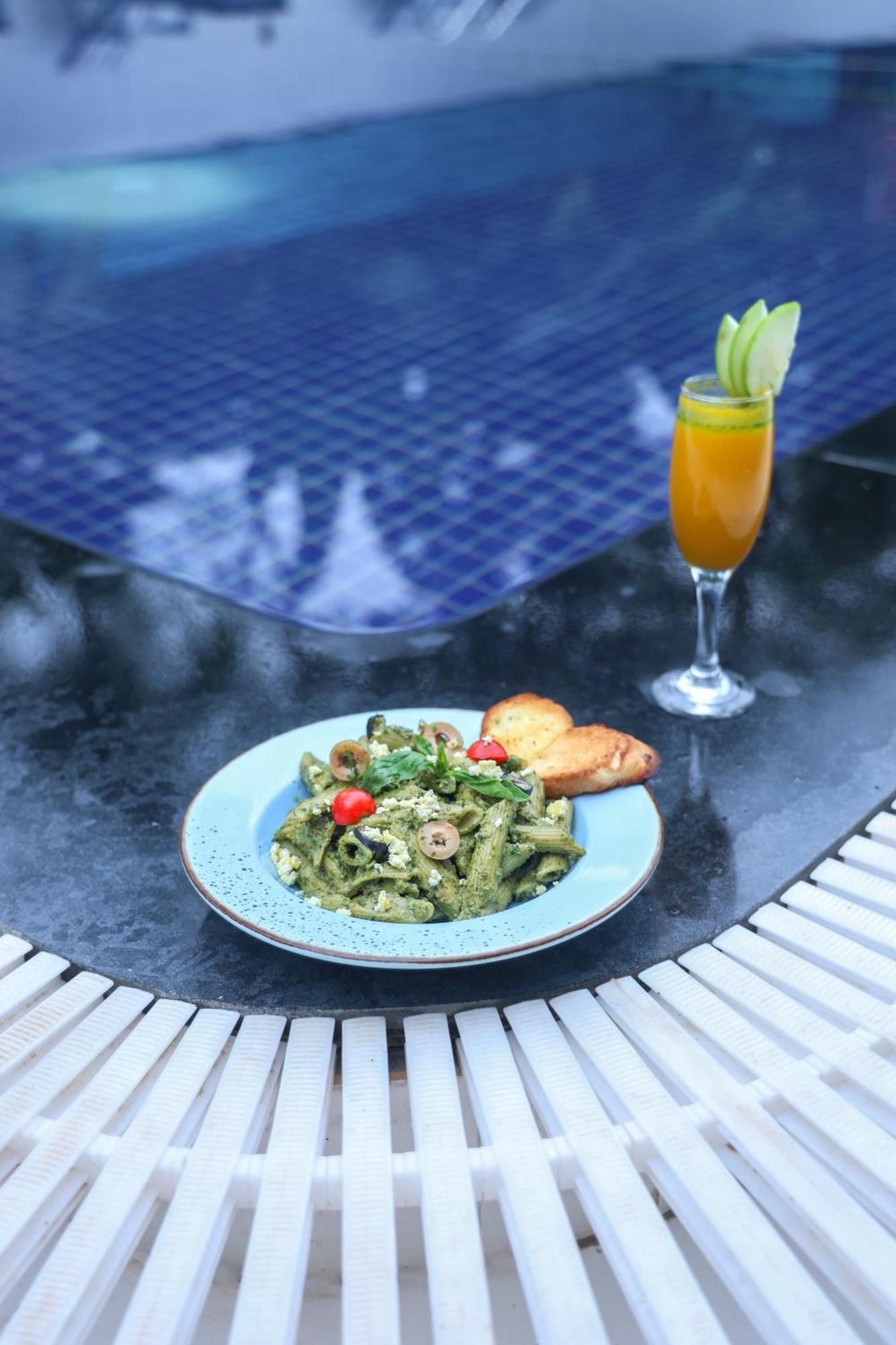 Отель Ramada By Wyndham Goa Арпора Экстерьер фото