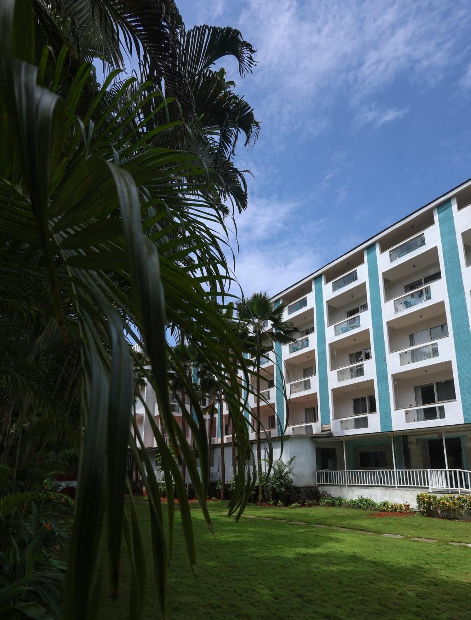 Отель Ramada By Wyndham Goa Арпора Экстерьер фото