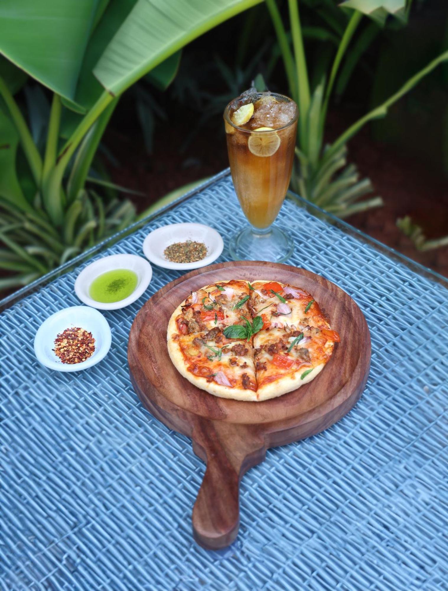 Отель Ramada By Wyndham Goa Арпора Экстерьер фото