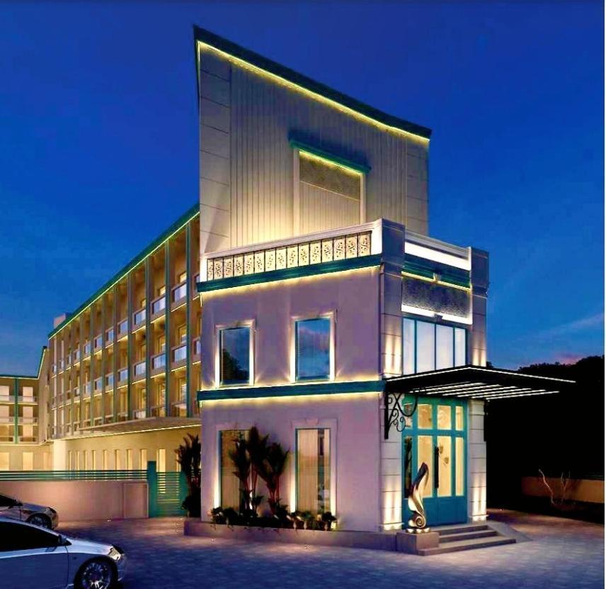 Отель Ramada By Wyndham Goa Арпора Экстерьер фото
