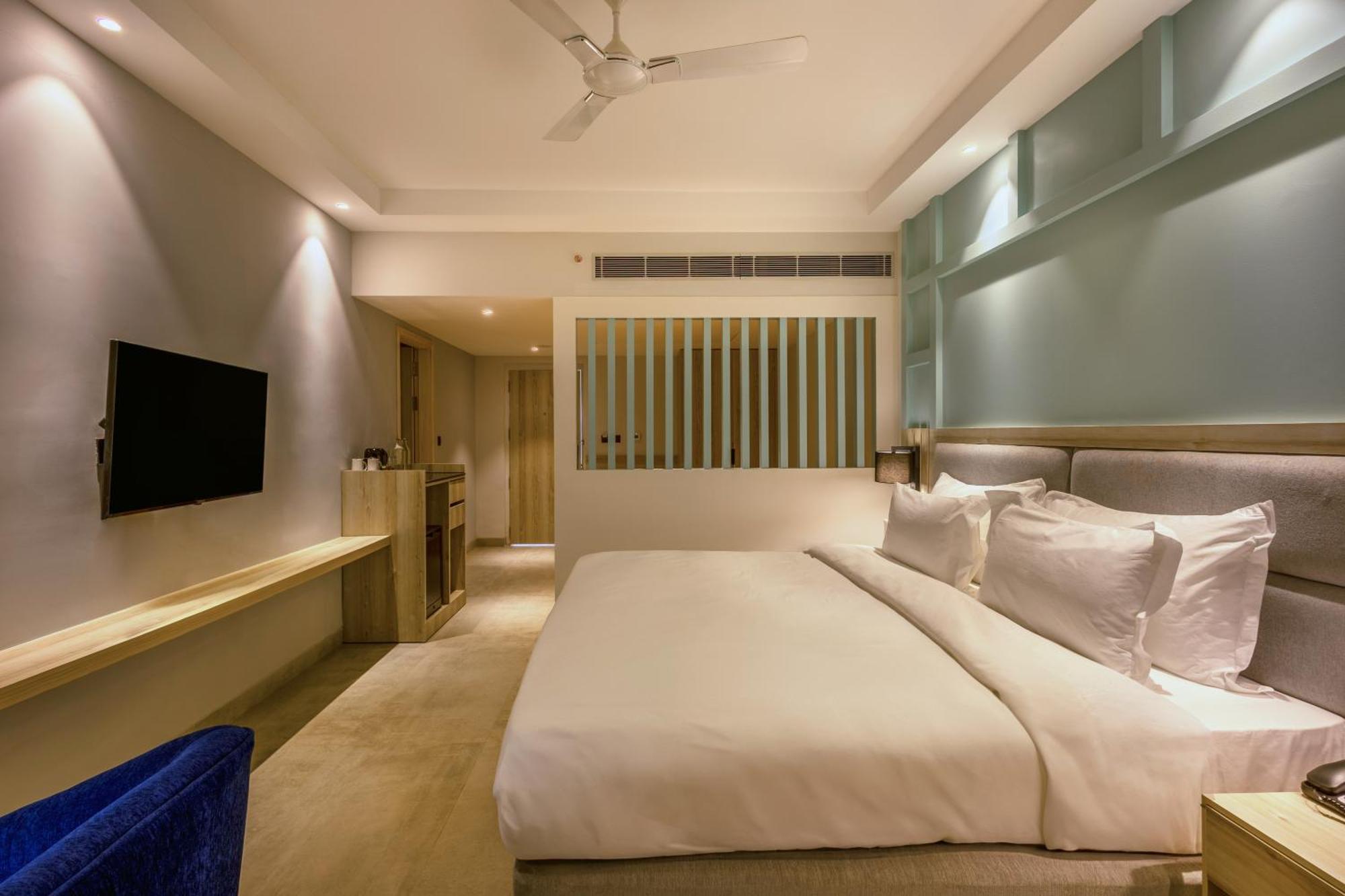 Отель Ramada By Wyndham Goa Арпора Экстерьер фото