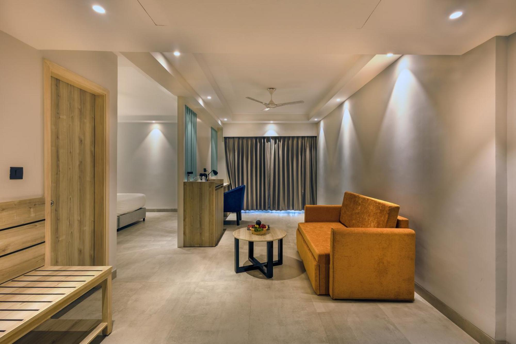 Отель Ramada By Wyndham Goa Арпора Экстерьер фото