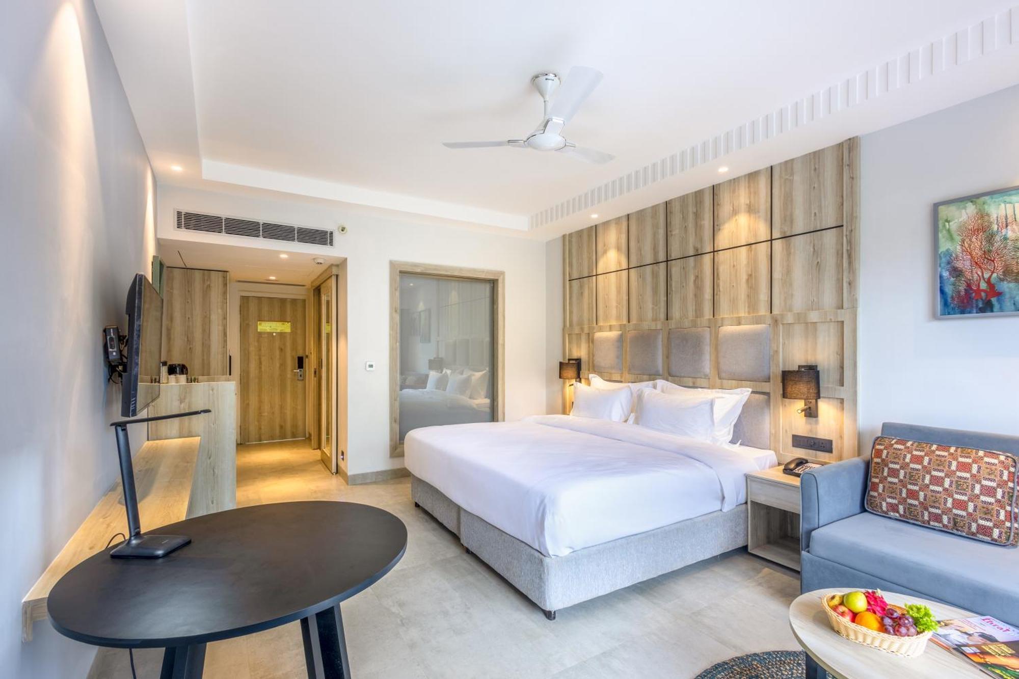 Отель Ramada By Wyndham Goa Арпора Экстерьер фото