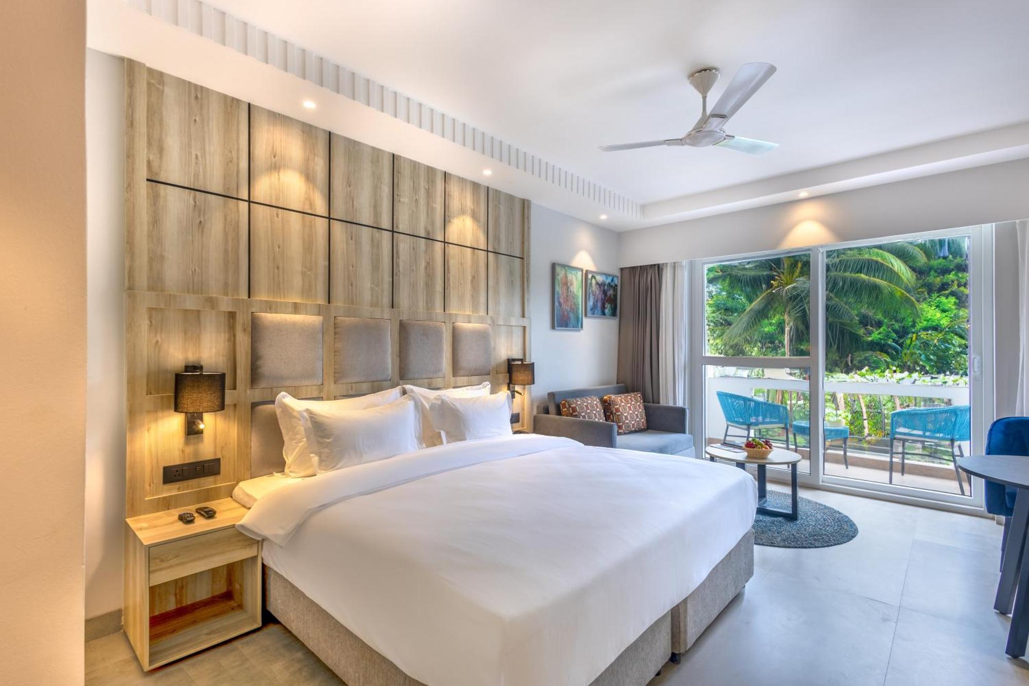 Отель Ramada By Wyndham Goa Арпора Экстерьер фото