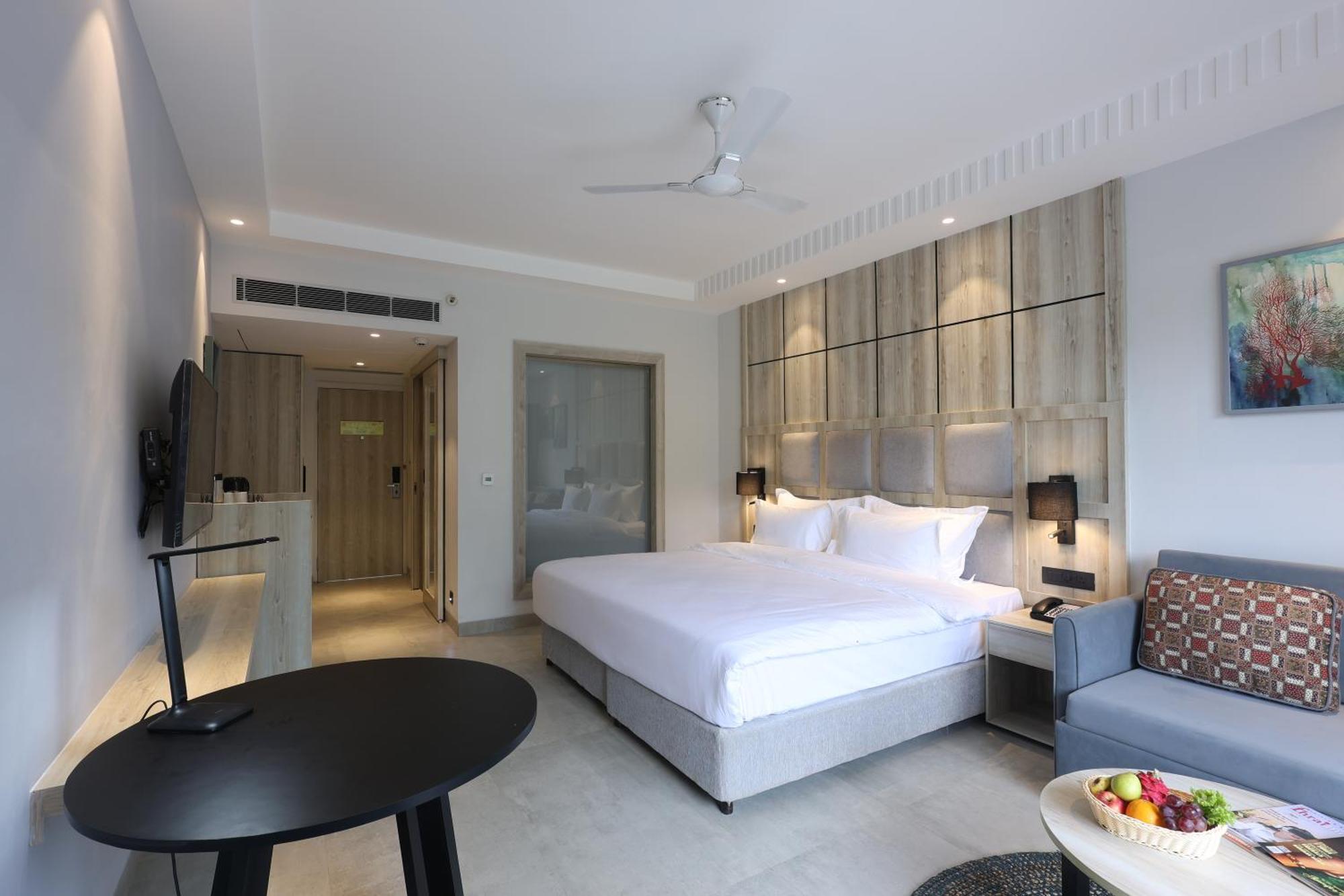Отель Ramada By Wyndham Goa Арпора Экстерьер фото