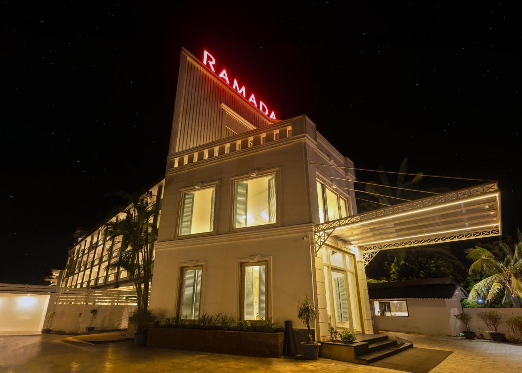 Отель Ramada By Wyndham Goa Арпора Экстерьер фото