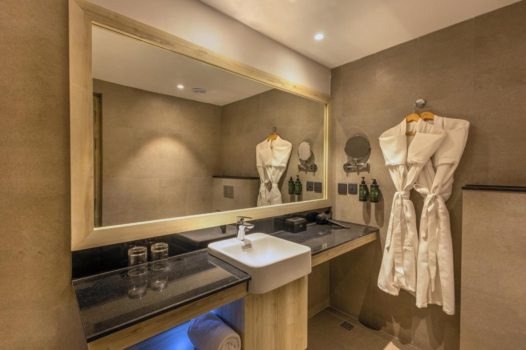 Отель Ramada By Wyndham Goa Арпора Экстерьер фото