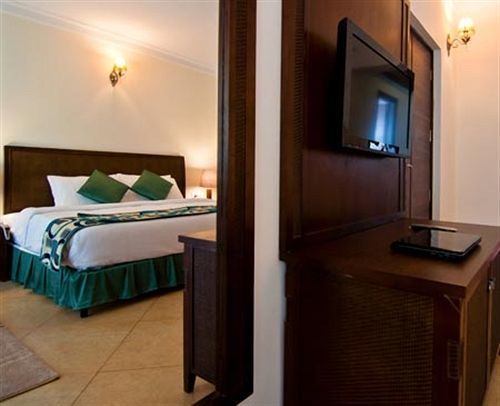 Отель Ramada By Wyndham Goa Арпора Экстерьер фото
