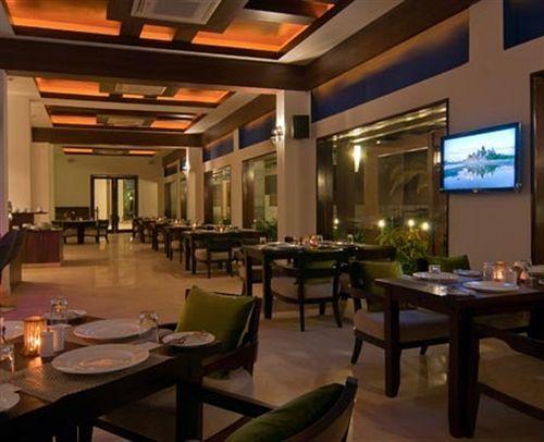 Отель Ramada By Wyndham Goa Арпора Экстерьер фото